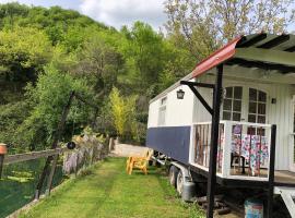 pipowagen Blagour gelegen aan waterbron，位于Lachapelle-Auzac的酒店