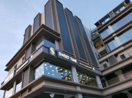 HOTEL SWEETTIME RESTAURANT AND BANQUET，位于Kadi的酒店