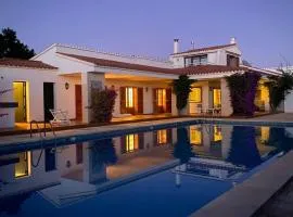 LA CALMA Espectacular villa con jardín y piscina en Menorca
