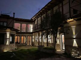 Casa de los Mendoza - Casa Solariega en el casco histórico，位于阿尔卡拉德荷那利斯圣伯纳德修道院附近的酒店