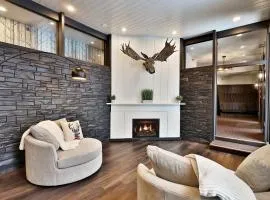 The Birch Ridge- 3 Private Rooms with ensuite bathrooms, fireplaces, kitchenette, hot tub & more! home
