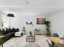 The Donkey Shed - Located by the harbour! Sea Air!