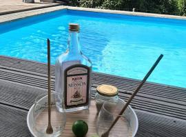 CHARMANT HAUT DE VILLA AVEC PISCINE PARTAGEE，位于勒沃克兰的酒店