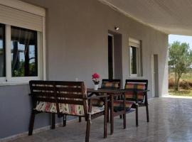 Detached quiet villa 500m from sea，位于尼亚普拉加的海滩短租房
