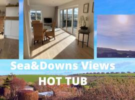 Spacious Studio Cabin with Sea/ Downs views Sole Use of HotTub in Seaford，位于锡福德的海滩酒店