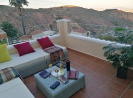 2 Bed House Sleeps 4 - Pool Sea Views Parking，位于Bédar的酒店