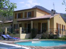 4 Bedroom Villa with Private Pool within 5 minute walk into Quillan，位于屈伊朗的低价酒店
