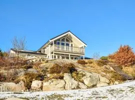 4 Bedroom Cozy Home In Fitjar