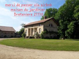 maison jardinier parc château,proche Dijon-Vignes，位于Bretenière的酒店