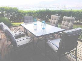 Flat with 160 m of garden, sea views Bilbao-Getxo，位于格乔的酒店