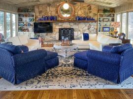 Dobson Getaway with Private Pool and Game Room!，位于Dobson的酒店