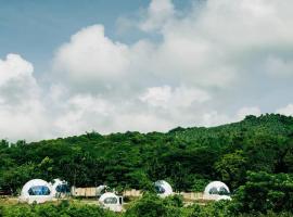 Family Getaway Dome Glamping w/ Private Hotspring，位于Lubo的豪华帐篷