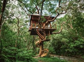 Treeful Treehouse Sustainable Resort，位于名户的酒店