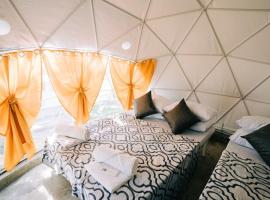 Cozy Dome Glamping w/ Private Hot Spring (2pax)，位于Lubo的豪华帐篷