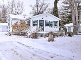 Green Lake Vacation Home with Screened Porch!，位于Green Lake的酒店