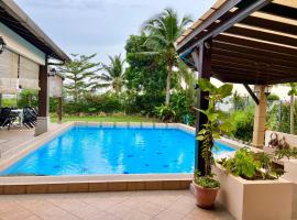 Melaka Beachfront Villa with Pool，位于马六甲的带停车场的酒店