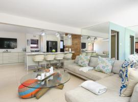 Luxurious Modern Villa at Upmarket Golf and Beach Estate，位于Marina Beach的度假屋