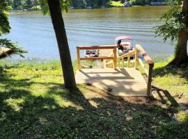 Lake Malone ky Lake shore home right on water with private boat dock, A Shore Thing，位于Lewisburg的酒店