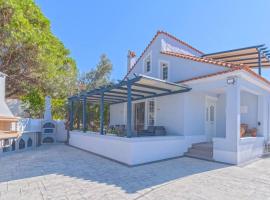 Picturesque Gated Beach-Front Private Villa at Lefkathia Beach, Chios!，位于Volissos的酒店