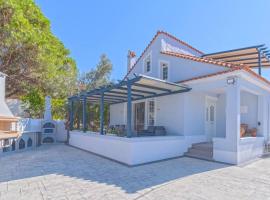 Lefkathia Beach Villa - Gated Beach-Front Private Villa at Lefkathia Beach, Chios!，位于Volissos的酒店