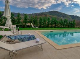 Villa Cristina modern farmhouse with Private Pool，位于Monsagrati的酒店