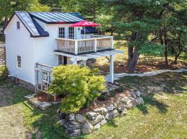 1786 Farm Cottage Honeymoon Suite Renovated 2022，位于Chester的酒店
