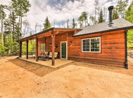 Bobcat Trail Cabin on 3 Acres in Como!，位于Como的酒店