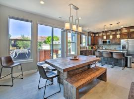 Luxury Moab Vacation Rental with Pool Access!，位于摩押的酒店