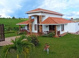 Hermosa casa campestre con hidropiscina，位于洛斯桑托斯的酒店