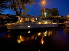 The Lily Pad Boatel Houseboat，位于Savanna的酒店