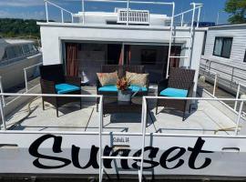 Unique and Serene Sunset Houseboat for 4，位于Savanna的酒店
