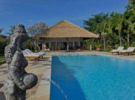 Beachfront Private VILLA & POOL，位于Banjar的别墅