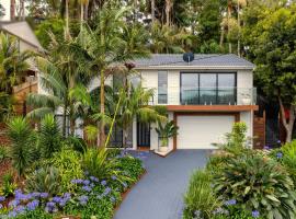 5 bedroom Terrigal beach home with district views，位于特里格尔的酒店