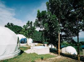 Group Dome Glamping with Private Hotspring，位于Lubo的豪华帐篷