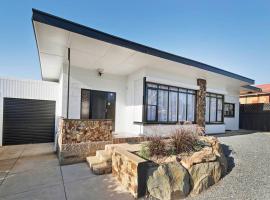 The Zebra - 4Bdrm Slps 8 2 Bathrm Wi-Fi，位于Broadview的酒店