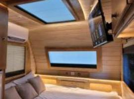 Helios Luxury Caravan's，位于哈德内斯的酒店