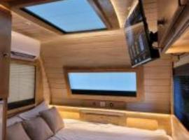 Helios Luxury Caravan's，位于哈德内斯的度假短租房