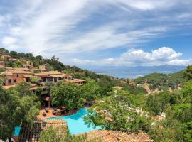 Arbatax Park Resort - Borgo Cala Moresca，位于阿尔巴塔克斯的带按摩浴缸的酒店