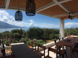 Villa Mytikas, luxury in Greece with seaview and heated pool & jacuzzi，位于Pogoniá的酒店