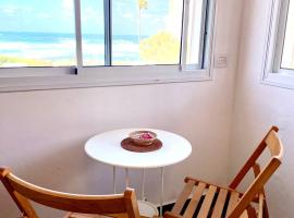Sea view cozy apartment，位于海法The national Maritime Museum附近的酒店