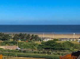 Le Deauvilla - Duplex Penthouse vue mer Deauville，位于多维尔Villa Strassburger Museum附近的酒店