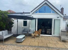 Pet friendly unique 4-Bed Bungalow in Porthcawl，位于波斯考尔的度假屋