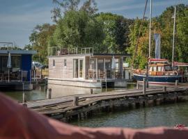 Hafenresort Karnin Hausboot Glaukos，位于Karnin (Usedom)的船屋