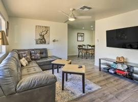 Kingman Vacation Rental with Yard and Fire Pit，位于金曼的酒店