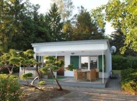 Freistehendes kleines Ferienhausaus mit Whirlpool im Außenbereich und einem Paddelboot umgeben von Wäldern und Wiesen，位于施维洛赫塞的酒店