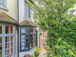 Pieman's Cottage - Pulborough, West Sussex Cottage - sunny courtyard，位于普尔伯勒普尔博罗布鲁克斯RSPB自然保护区附近的酒店