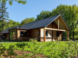 Cosy wooden house amid woods in Soesterberg，位于乌得勒支的酒店