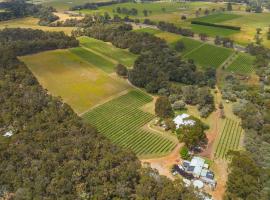 Island Brook Estate Vineyard and Chalets，位于Yelverton的乡间豪华旅馆