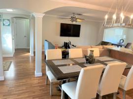 Cheerful 3 Bedroom Home mins from Clearwater Beach，位于克利尔沃特的酒店