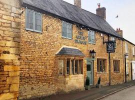 The Green Dragon，位于Brigstock的酒店